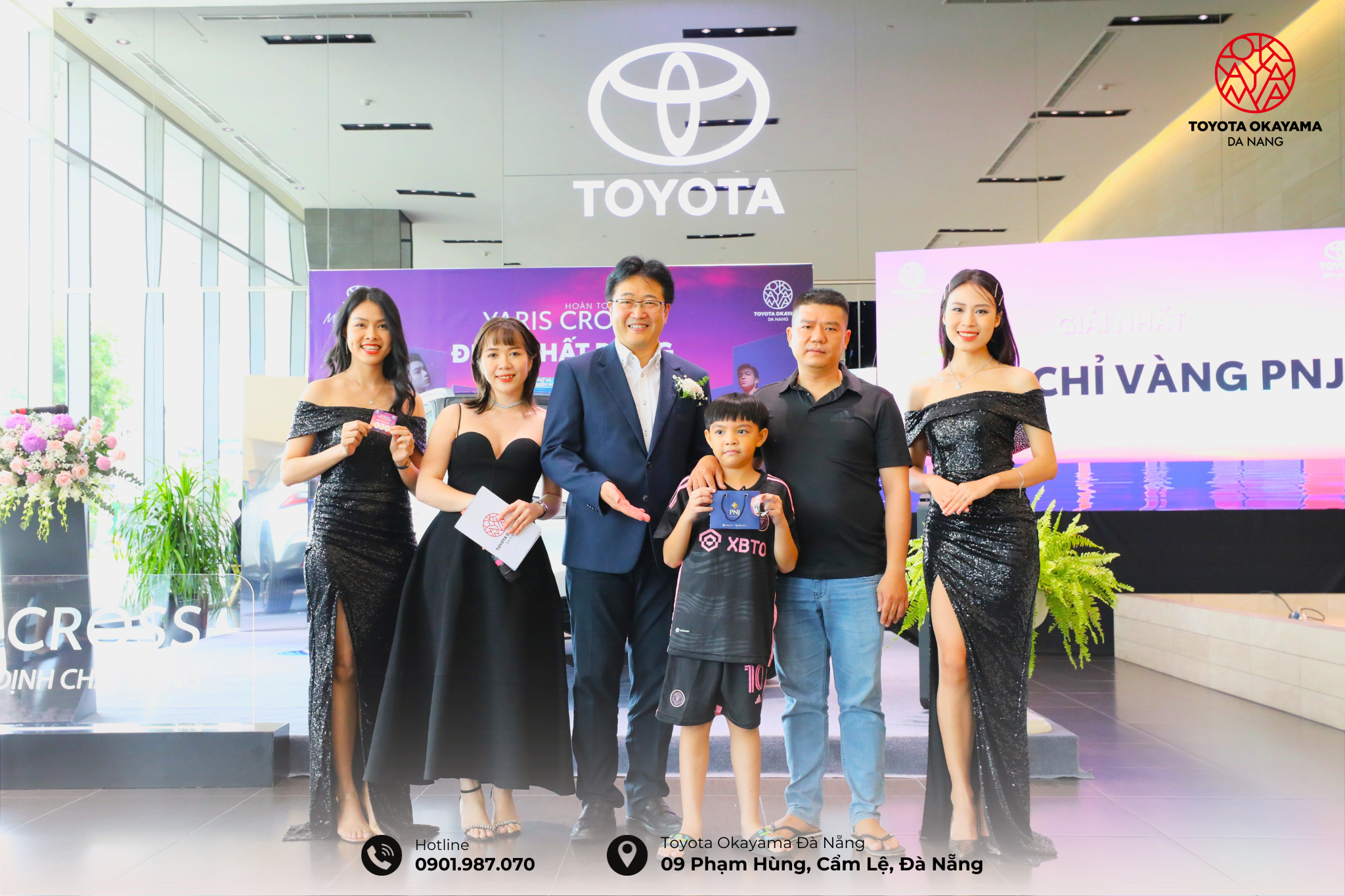Khách hàng ham dự sự kiện ra mắt xe Toyota Yaris Cross hoàn toàn mới và mua xe nhận nhiều phần quà hấp dẫn 